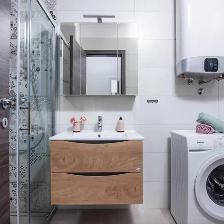 Apartment Modern With Balcony & Private Parking 5 Min From Amphitheater *
