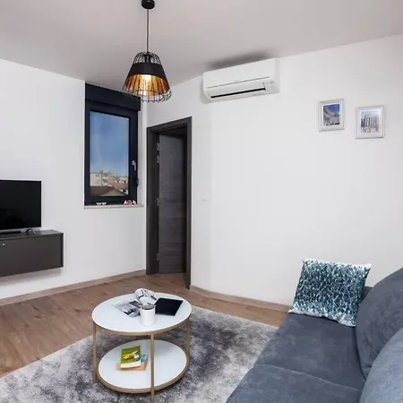 Modern With Balcony & Private Parking 5 Min From Amphitheater 풀라