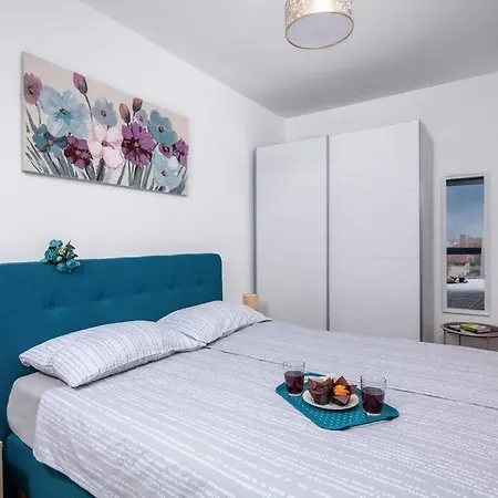 Modern With Balcony & Private Parking 5 Min From Amphitheater Apartment
