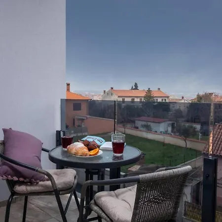 Modern With Balcony & Private Parking 5 Min From Amphitheater Appartamento Pola