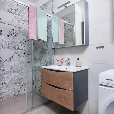 شقة Modern With Balcony & Private Parking 5 Min From Amphitheater