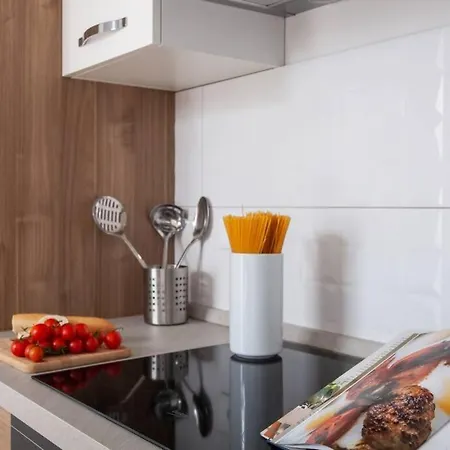 Modern With Balcony & Private Parking 5 Min From Amphitheater شقة